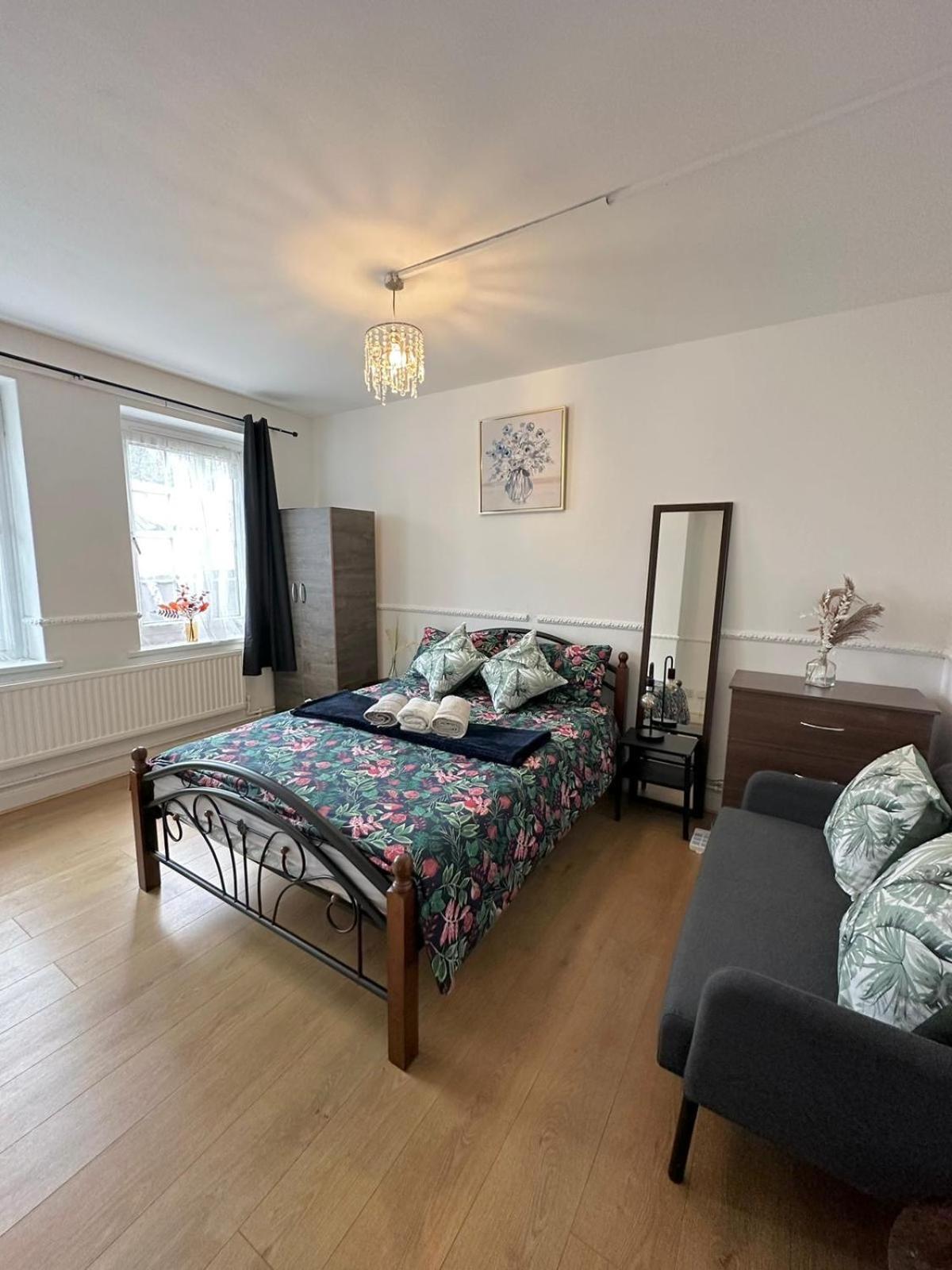 2 Bedroom Flat, 2 Minutes Walk To Bethnalgreen Station, Central London Exteriör bild
